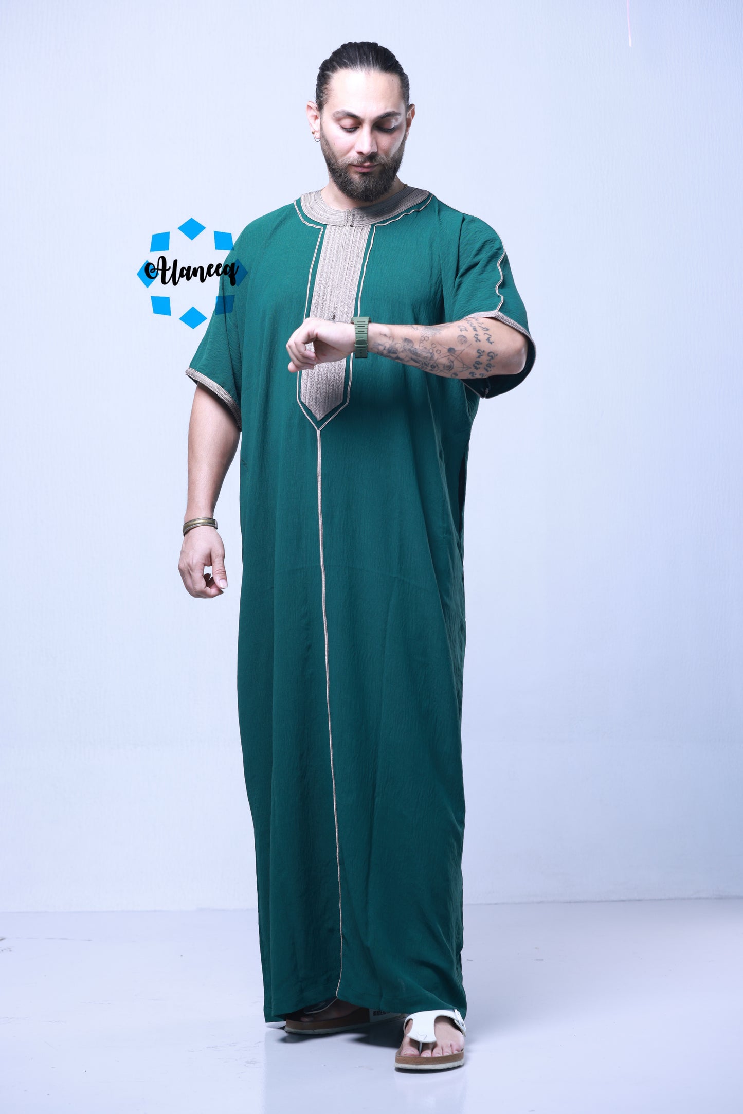 VVip|جلابية اخضر زمردي او ديواني بتطريز بيج مميز